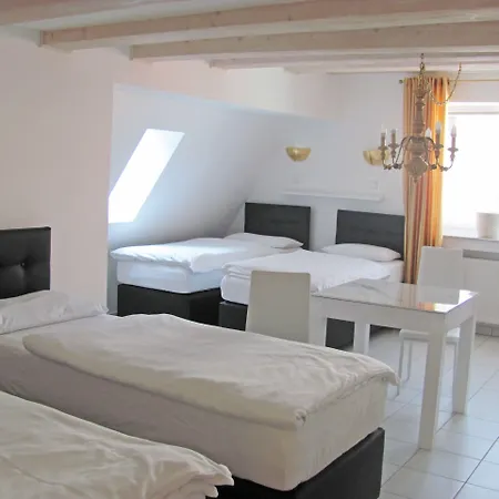 斯多辰法尔布公寓 3*